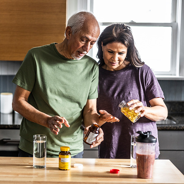 Altes Ehepaar nimmt supplements