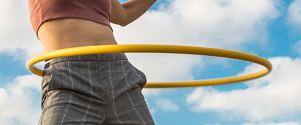 Fit mit dem Hula Hoop-Reifen