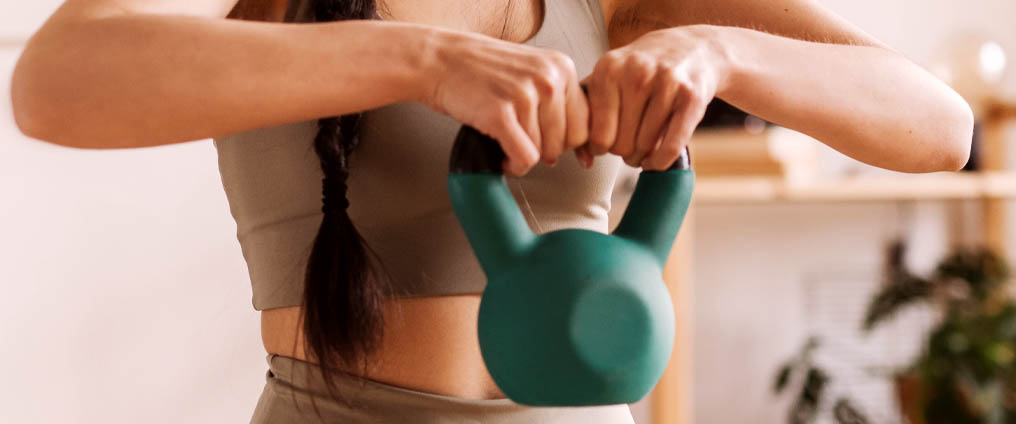 Fit mit Kettlebell Training von Kopf bis Fuß