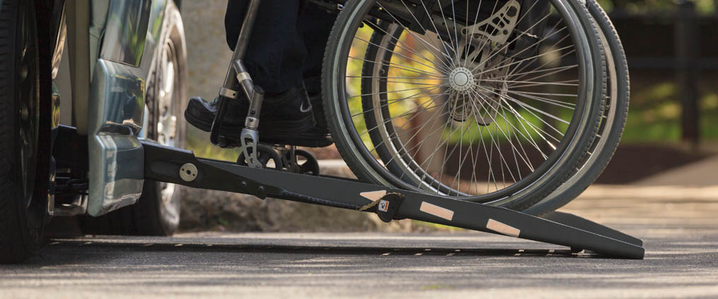 Worauf sollte ich beim Kauf einer Rollstuhlrampe achten?